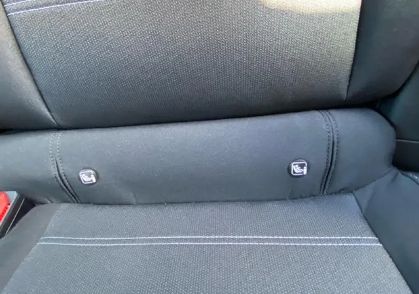 Détail des fixations ISOFIX sur la banquette arrière en tissu gris foncé de la Dacia Logan 2022.