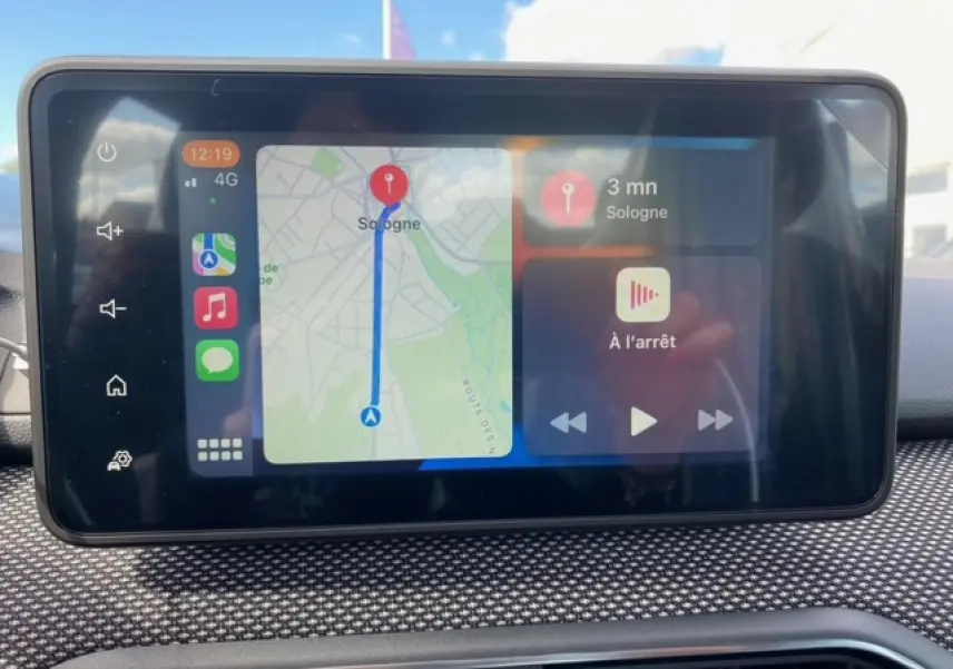 Écran tactile Media Nav Evolution de la Dacia Logan 2022 affichant navigation et musique en mode Apple CarPlay.