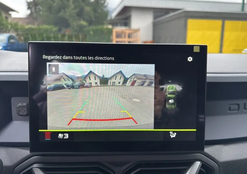 Écran central du Dacia Duster 2025 montrant la caméra de recul avec guidage de trajectoire en gris schiste.