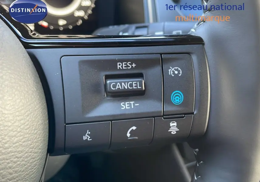 Gros plan sur les commandes au volant du Nissan Qashqai 2025, finition N-Design, avec cuir noir et fonctions de régulateur de vitesse.