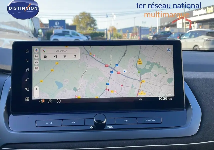 Écran tactile central avec navigation GPS du Nissan Qashqai blanc nacré toit noir, vue intérieure sur tableau de bord.