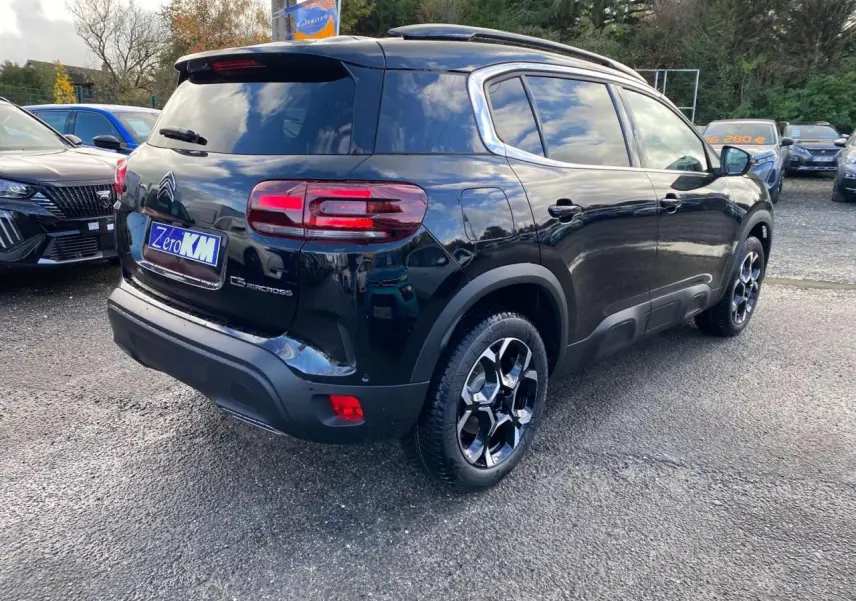 Citroën C5 Aircross noir perla en 3/4 arrière droit, avec jantes alliage 18'' bi-ton et vitres surteintées.