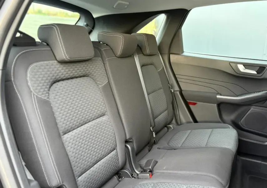 Vue latérale droite des sièges arrière gris foncé du Ford Kuga 2024, soulignant la texture et les appuie-têtes réglables.