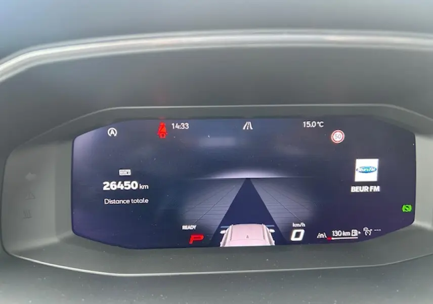 Combiné d'instruments digital couleur du tableau de bord du CUPRA Formentor 2025 affichant la vitesse et la distance totale.
