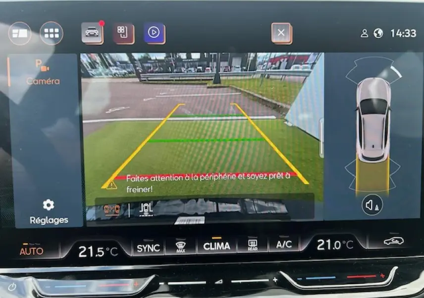 Affichage caméra de recul du CUPRA Formentor gris Fiord Metal, vue arrière avec guidage de stationnement visible à l'écran.