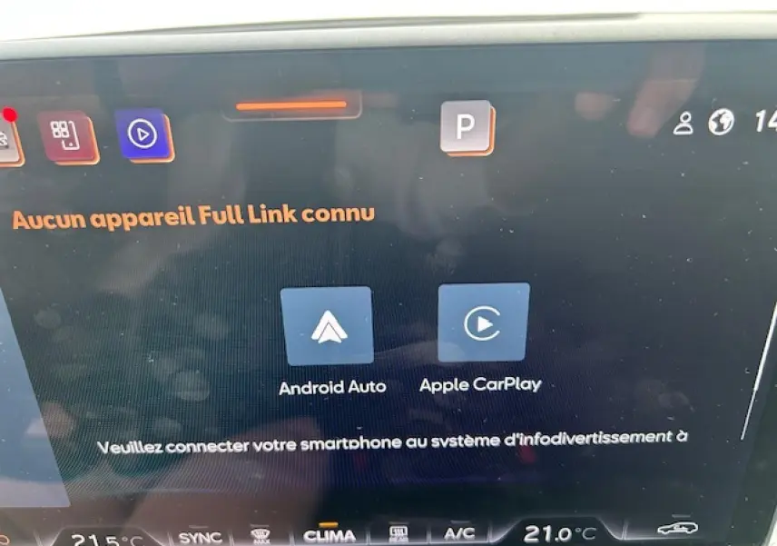 Écran tactile intérieur du CUPRA Formentor 2025 affichant les options Android Auto et Apple CarPlay.
