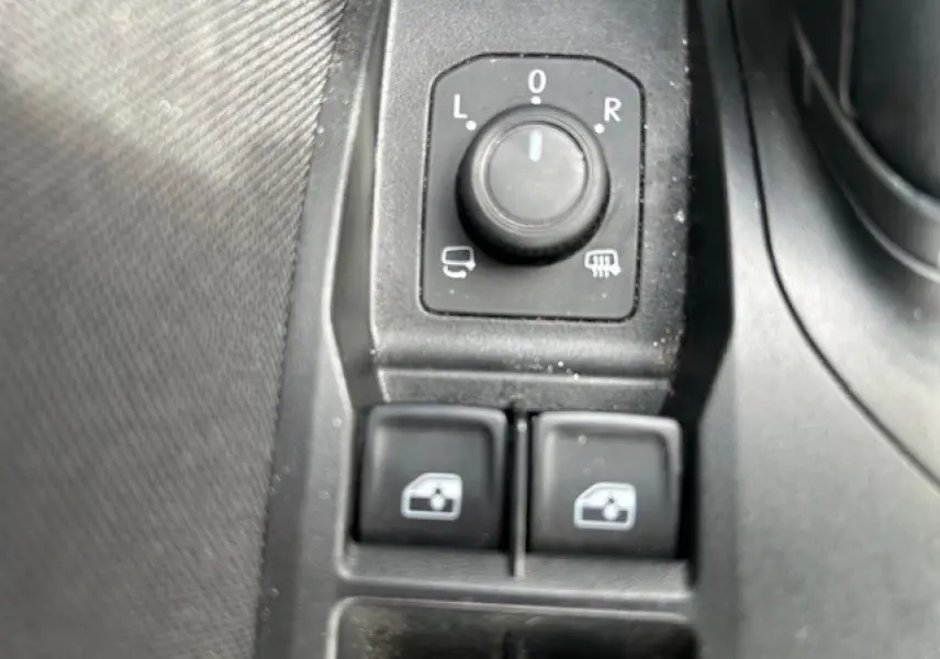 Gros plan sur les commandes de réglage des rétroviseurs et des vitres côté conducteur d’un CUPRA Formentor gris Fiord Metal.