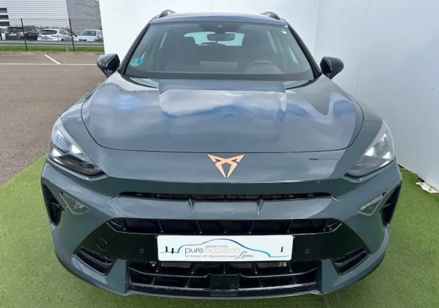 Vue avant du CUPRA Formentor gris Fiord Metal avec logo cuivre et calandre large noire brillante.