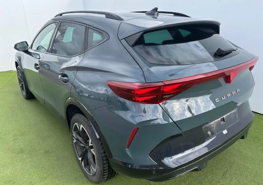 Vue 3/4 arrière droite du CUPRA Formentor gris Fiord Metal avec feux arrière Tri-LED et jantes alliage 18 pouces Sonora.