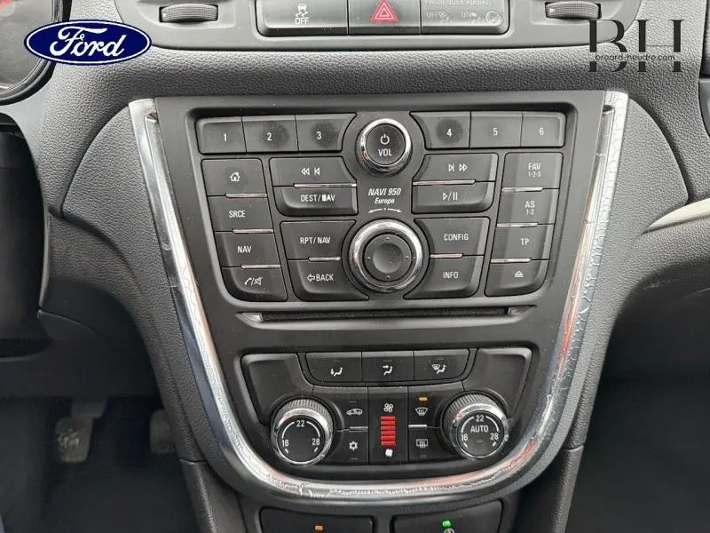 Tableau de bord central noir avec commandes audio et climatisation d'une Opel Mokka 2016 vue de face.