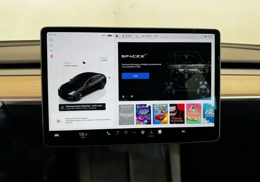 Écran tactile central 15 pouces du Tesla Model 3 noir 2023, affichant interface multimédia et contrôle véhicule.
