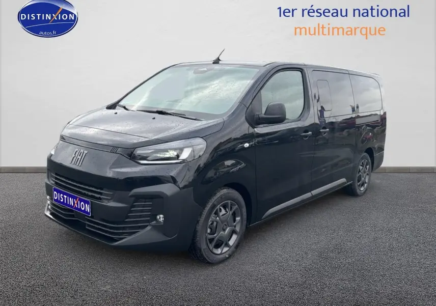 Vue 3/4 avant droite d’un FIAT Scudo Combi noir avec porte latérale coulissante et jantes sombres.