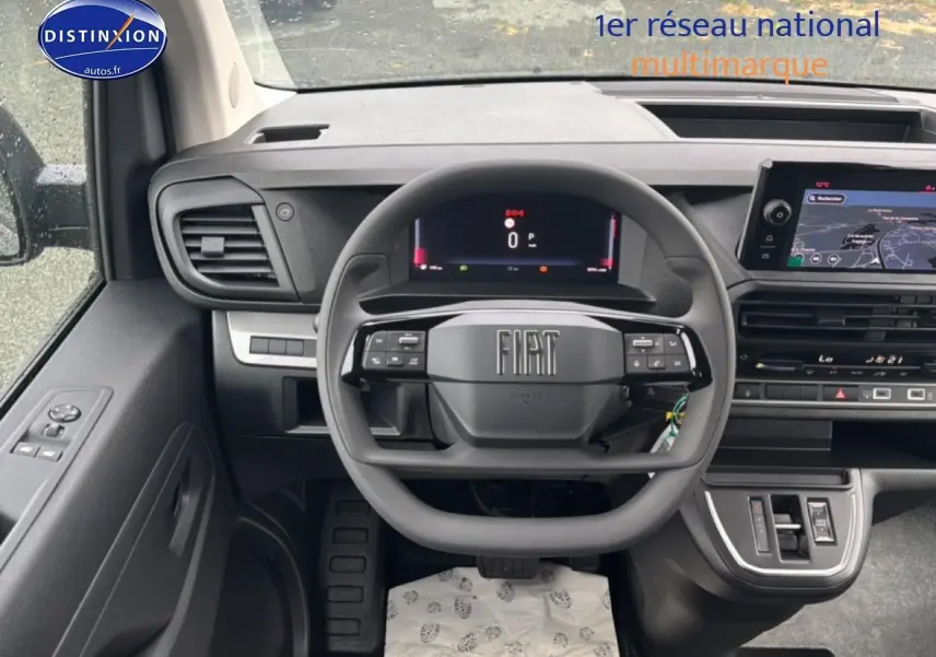 Vue intérieure centrée sur le volant et tableau de bord du Fiat Scudo Combi noir avec écran tactile et commandes au volant.