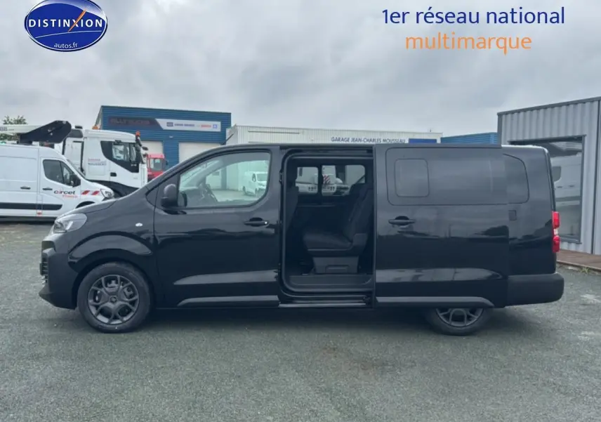 Vue de profil côté gauche du FIAT Scudo Combi noir avec porte latérale coulissante ouverte montrant l'intérieur.