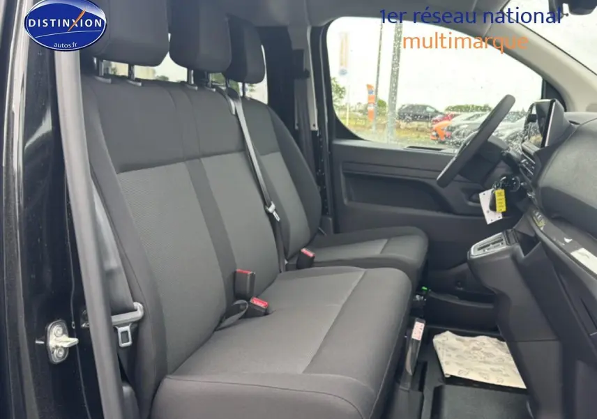 Vue intérieure côté gauche du Fiat Scudo Combi noir 2026, montrant la banquette avant 2 places et le tableau de bord.