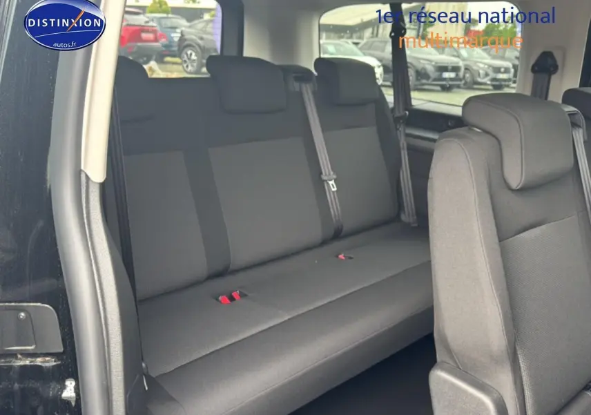 Vue intérieure côté droit sur la banquette arrière noire du FIAT Scudo Combi XL 2026 avec porte latérale coulissante ouverte.