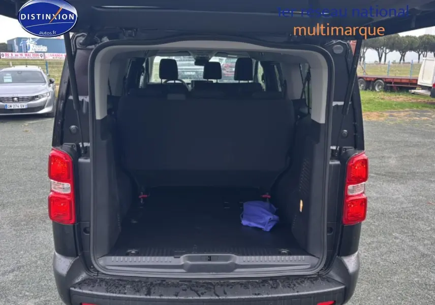 Vue arrière du FIAT Scudo Combi noir 2026 avec hayon ouvert montrant l'espace de chargement vide et une banquette arrière.