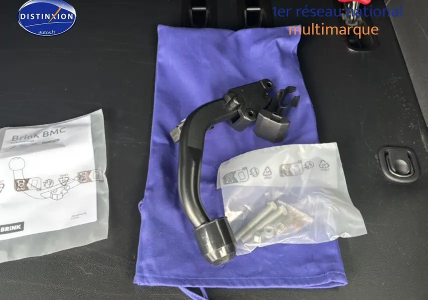Vue intérieure du coffre d’un FIAT Scudo Combi noir 2026, montrant un attelage démontable et ses accessoires posés sur un tissu bleu.