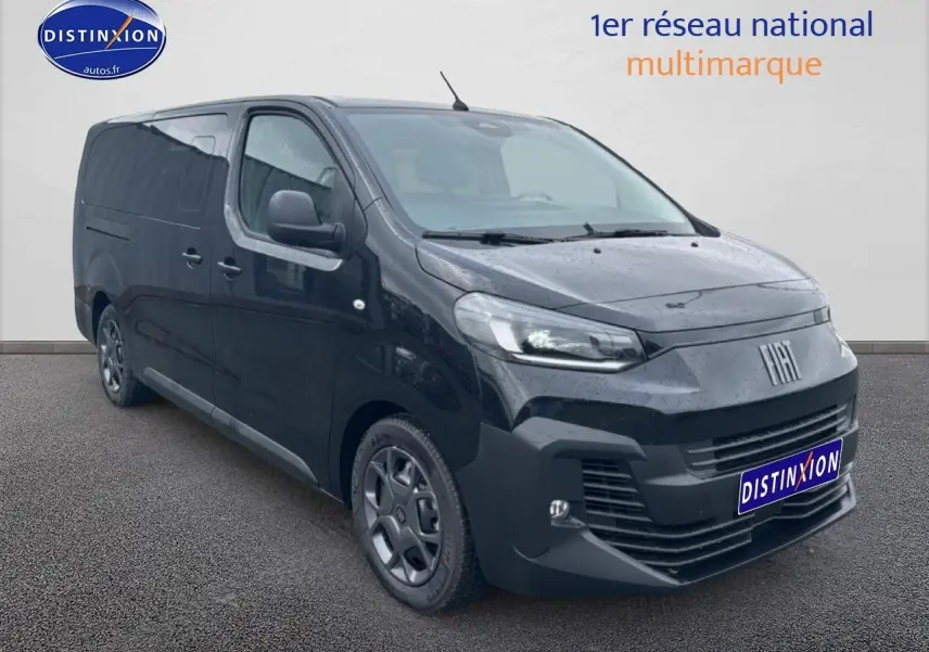 Fiat Scudo Combi noir en 3/4 avant droit, avec porte latérale coulissante et jantes spécifiques.