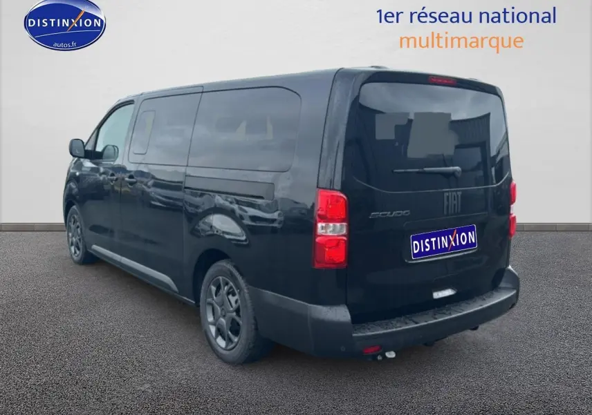 Vue 3/4 arrière droite du FIAT Scudo Combi noir avec porte latérale coulissante et vitres teintées.
