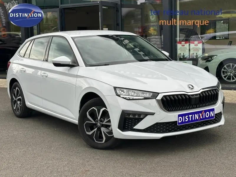 Vue 3/4 avant d'une Skoda Scala blanche Cristal avec calandre noire et jantes alliage au design distinctif.