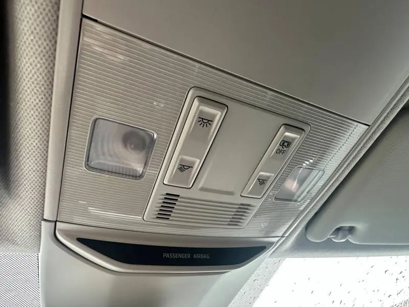 Plafonnier intérieur avec commandes d’éclairage et indicateur airbag passager d’une Skoda Scala blanche.