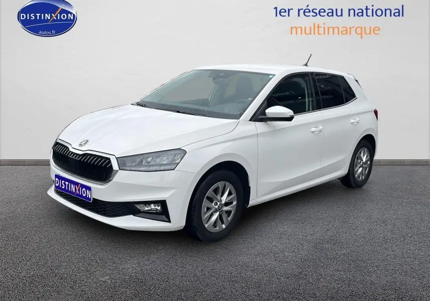 Skoda Fabia blanche vue en 3/4 avant droit, avec jantes alu et feux avant LED visibles.