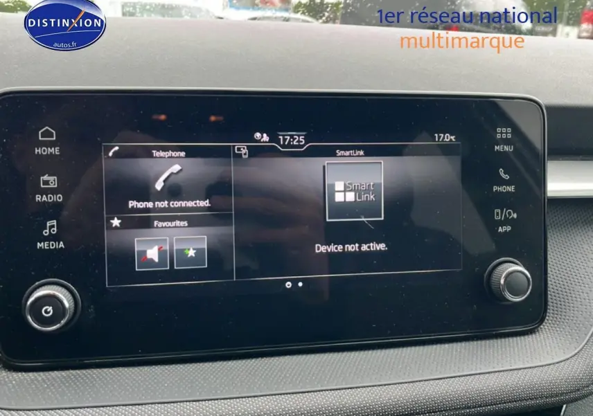 Écran tactile central du tableau de bord de la Skoda Fabia blanche 2025 affichant le menu SmartLink.