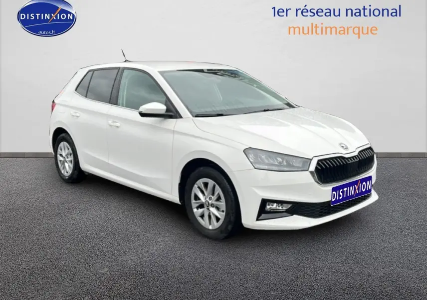 Skoda Fabia blanc vue 3/4 avant droit, avec calandre noire et jantes alliage visibles.
