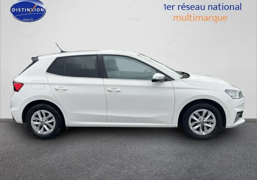 Vue de profil côté gauche d'une Skoda Fabia blanche 2025 avec jantes alu et vitres teintées.