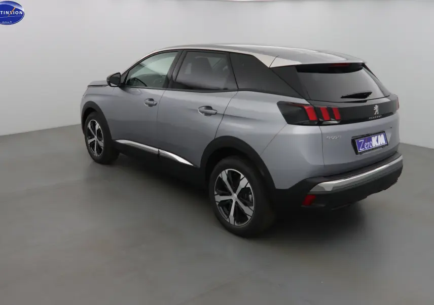 Peugeot 3008 gris Artense métal vue 3/4 arrière côté gauche, avec feux arrière à griffes rouges et toit noir contrasté.