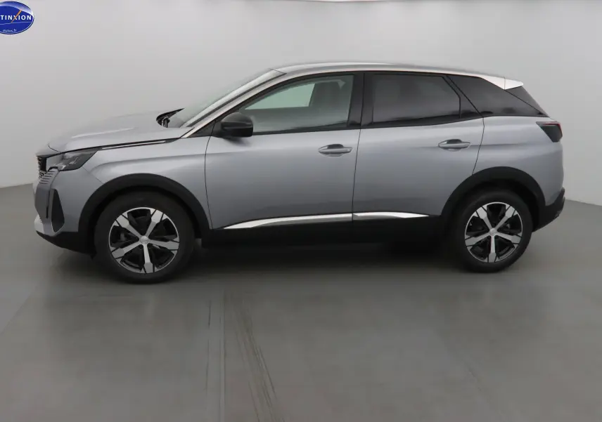 Profil côté gauche du Peugeot 3008 gris Artense métal 2023 avec toit blanc et jantes bi-ton distinctives.
