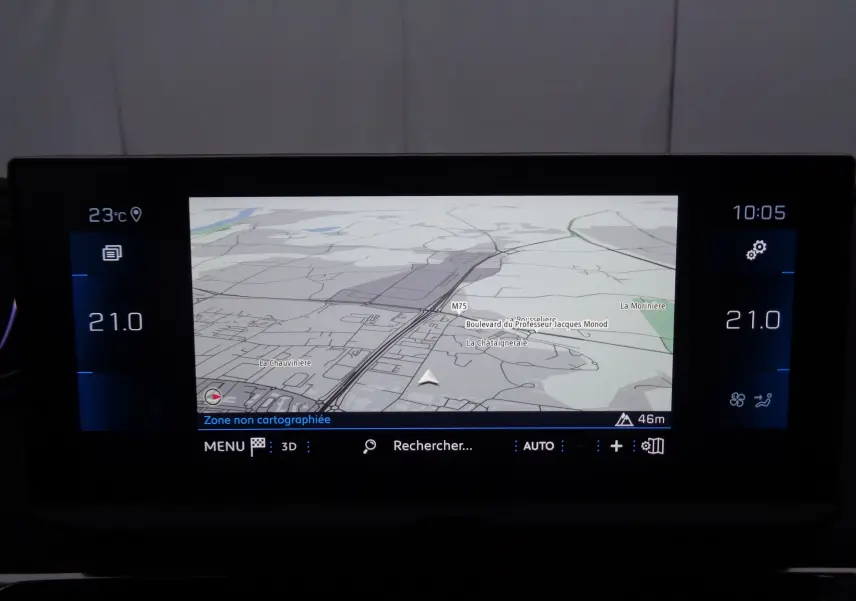 Écran tactile central du Peugeot 3008 2023 affichant la navigation avec carte en 3D et commandes climatisation à 21°C.