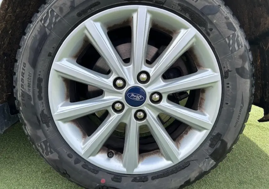 Gros plan sur la jante alliage 16 pouces à 10 branches argentée avec pneu toutes saisons sur Ford C-MAX gris clair.