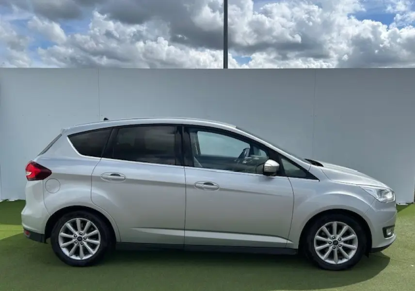 Vue latérale droite d'une Ford C-MAX gris clair métallisé avec vitres arrière surteintées et jantes alliage 16 pouces.