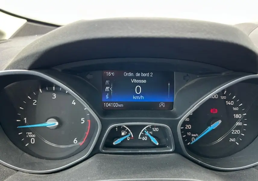 Tableau de bord de Ford C-MAX gris clair 2018, affichage digital au centre avec vitesse à 0 km/h et compte-tours visibles.