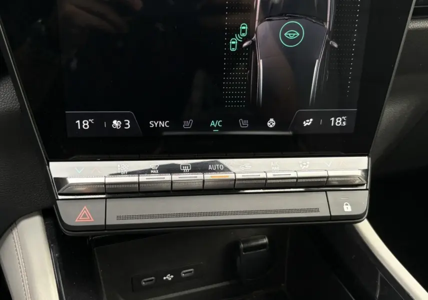 Vue rapprochée du tableau de bord central du Renault Espace VI 6 E-Tech avec commandes climatisation et écran tactile affichant la caméra 360°