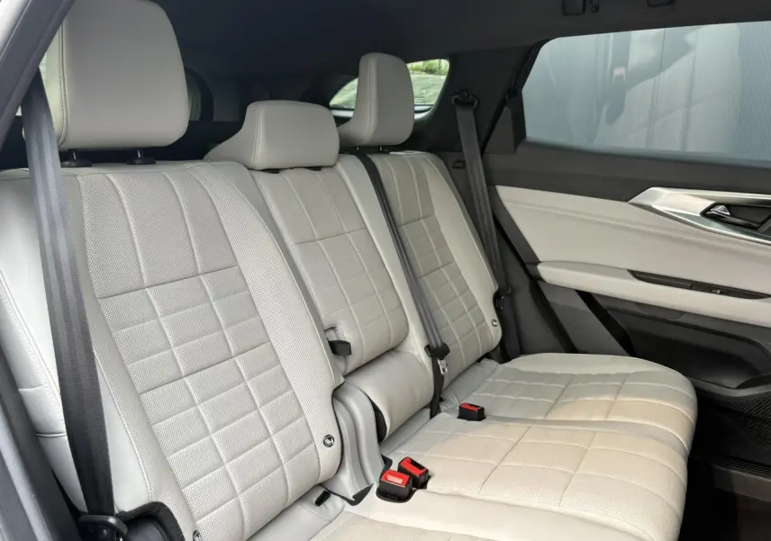 Vue latérale des sièges arrière en cuir gris sable clair perforé du Renault Espace VI 6 E-Tech Full Hybrid 2023.