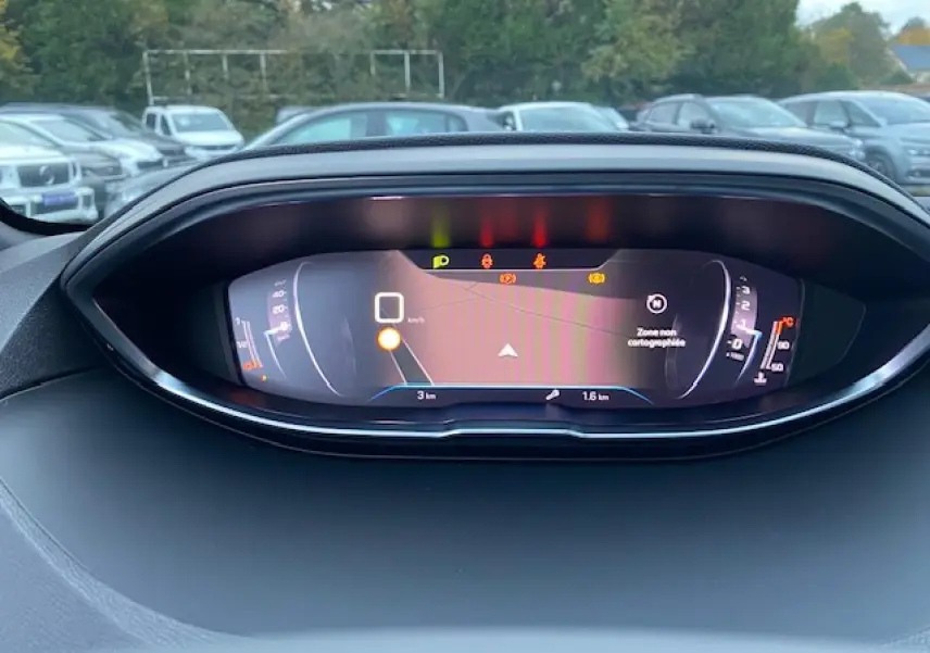 Tableau de bord numérique du Peugeot 5008 noir 2023 affichant la navigation et les voyants d'alerte.