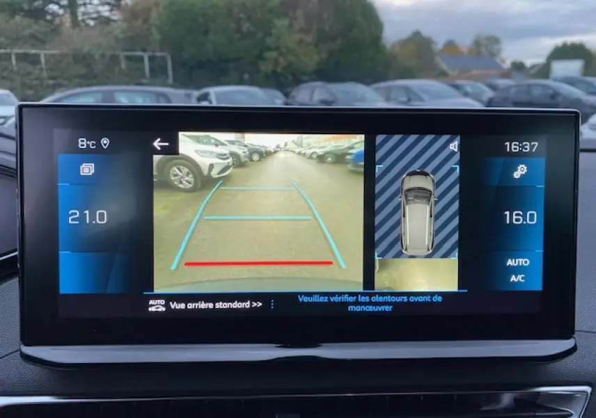Écran tactile du tableau de bord du Peugeot 5008 noir 2023 affichant la caméra de recul et la vue 360° arrière.