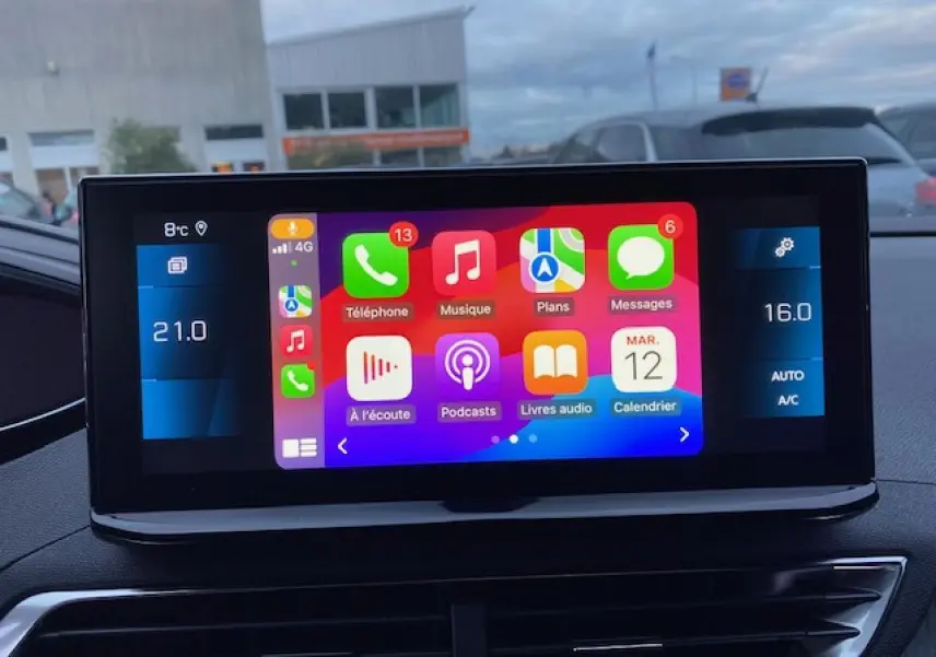 Écran tactile central du tableau de bord du Peugeot 5008 noir, affichant la navigation 3D et les applications connectées.