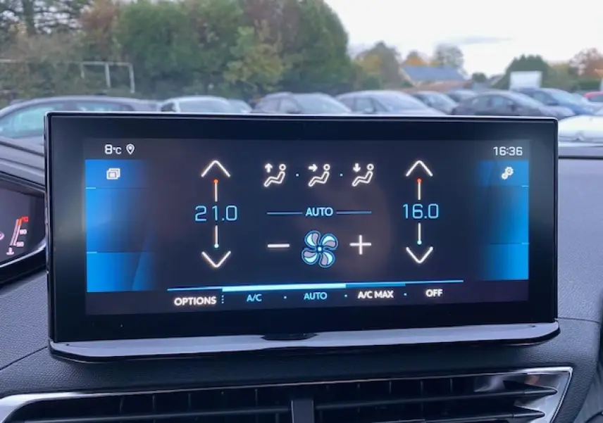 Écran tactile capacitif 10 pouces du Peugeot 5008 noir 2023 affichant la climatisation automatique bi-zone.