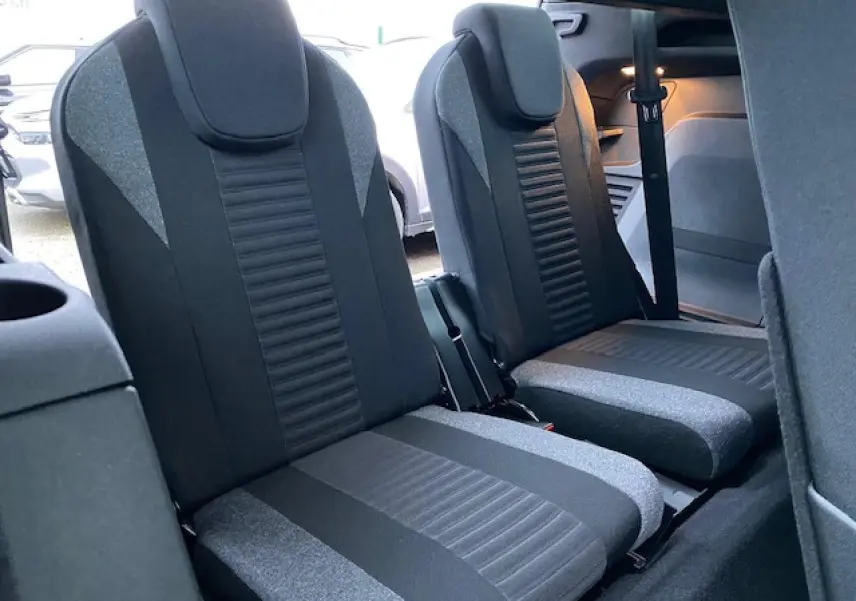 Vue rapprochée des sièges arrière en tissu gris et noir du Peugeot 5008 2023 version Active Pack.