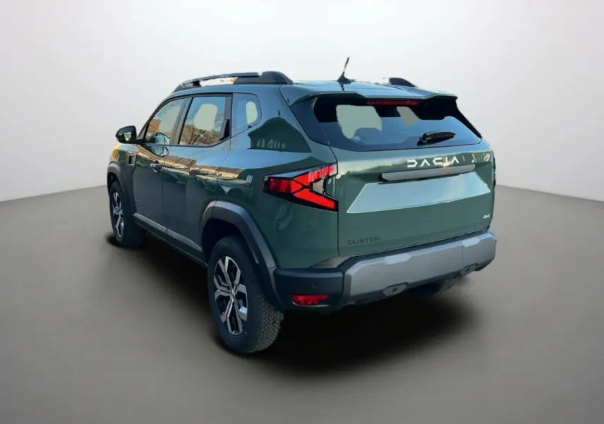 Vue 3/4 arrière droite du Dacia Duster 2025 kaki lichen avec logo DACIA lumineux et feux arrière en forme de flèche.