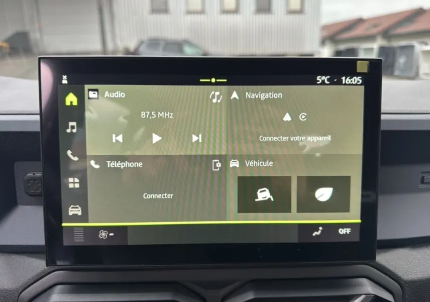 Écran tactile central du Dacia Duster 2025 affichant audio, navigation, téléphone et options véhicule en intérieur.