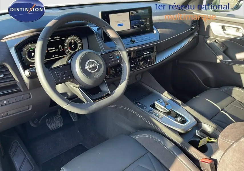 Intérieur du Nissan Qashqai 2025 en vue côté conducteur, tableau de bord numérique et sellerie cuir noir visible.