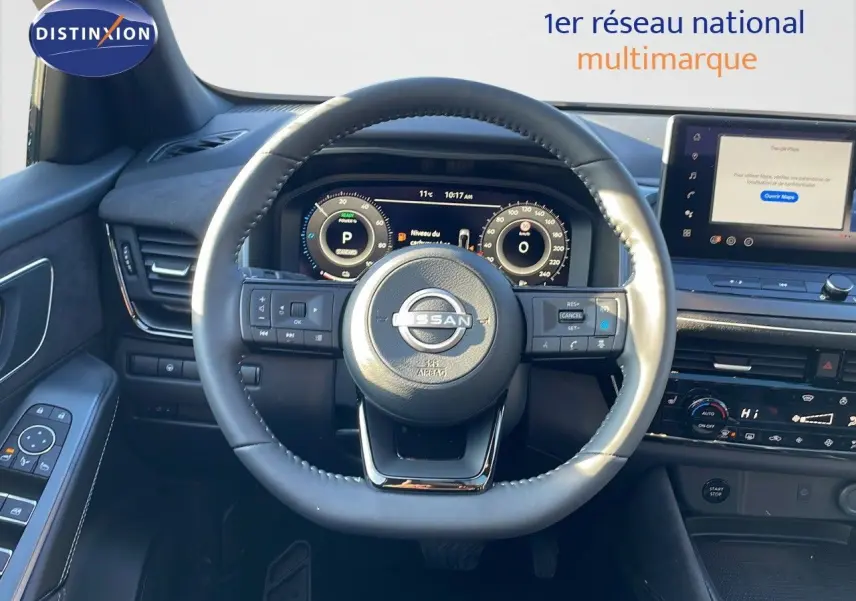 Vue intérieure centrée sur le volant cuir noir du Nissan Qashqai 2025 avec tableau de bord digital et écran tactile.
