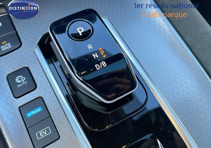 Le levier de vitesses automatique noir brillant du Nissan Qashqai 2025 hybride, avec boutons e-Pedal et EV visibles.