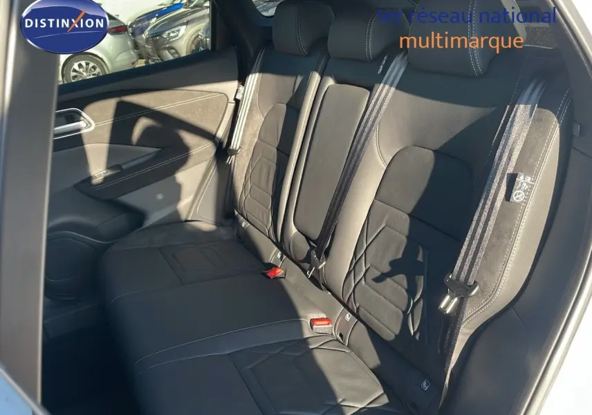 Banquette arrière en cuir noir vue côté gauche du Nissan Qashqai 2025 blanc nacré toit noir.