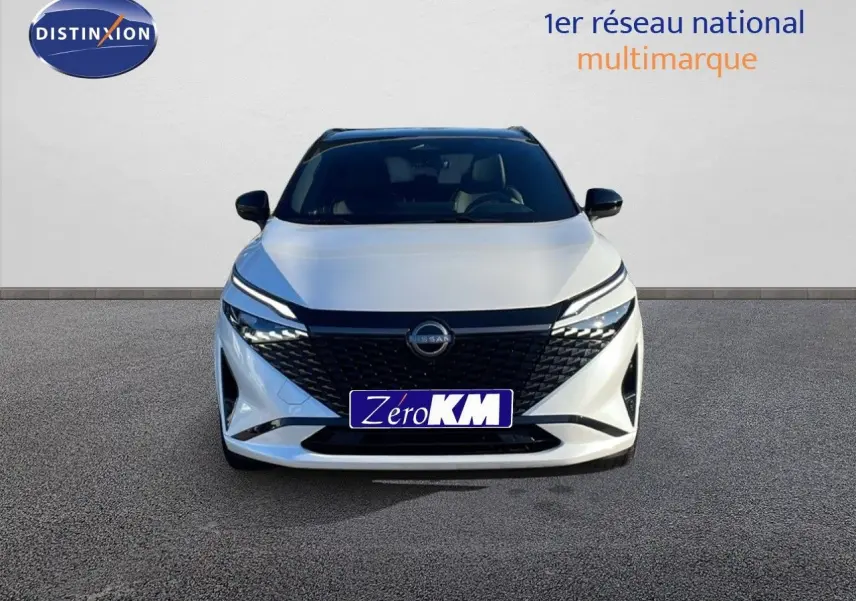 Vue frontale d'un Nissan Qashqai blanc nacré avec toit noir, calandre noire et feux LED fins.